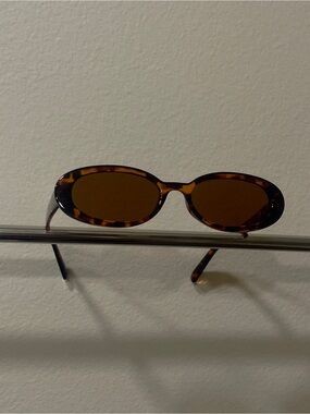 90s Tortoise Oval Sunglasses - Brown Lenses